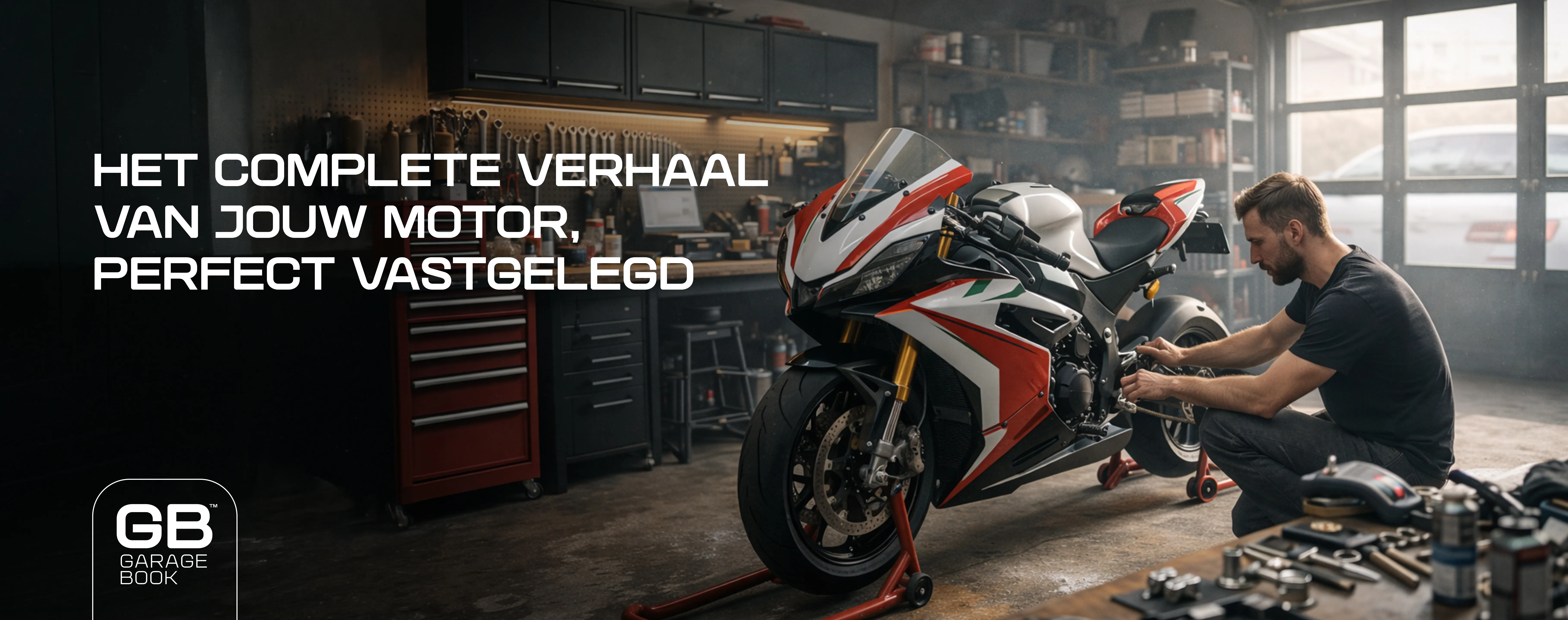 Cinematische banner van een motor in werkplaatssetting