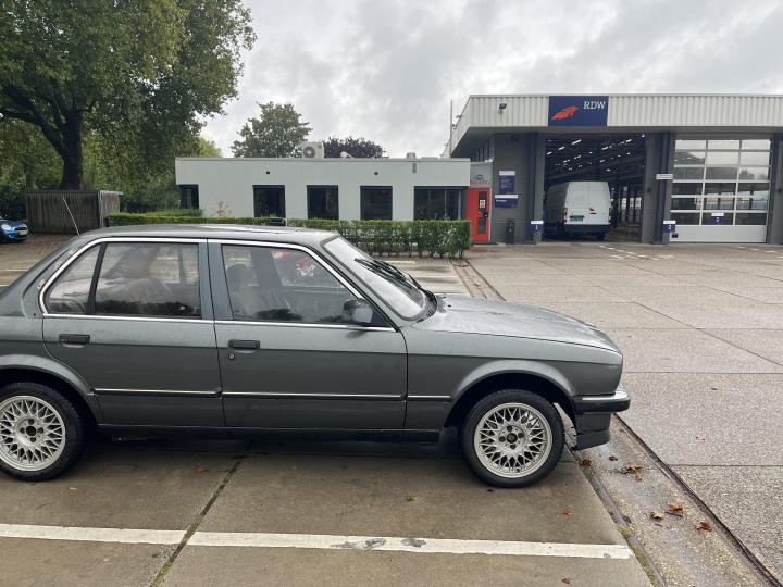 Publieke foto bij onderhoud van 1986 BMW E30 324D